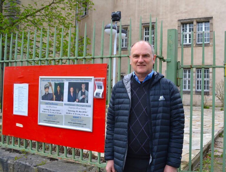„Spätsünder“ Rainer Mohr sorgt für Gitarrenklänge im ehemaligen Frauengefängnis